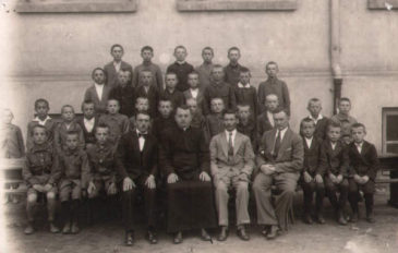 Dyrektor W. Kolasiński i kl. V - koniec r.szk. 1920/21