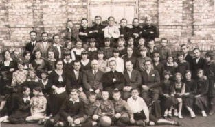 Kierownik szkoly p. E. Stępień i klasa mieszana